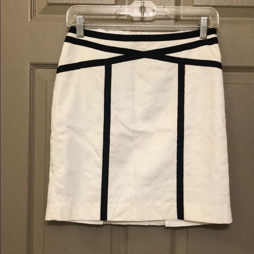 ✨ Ann Taylor Petite White and Black Skirt